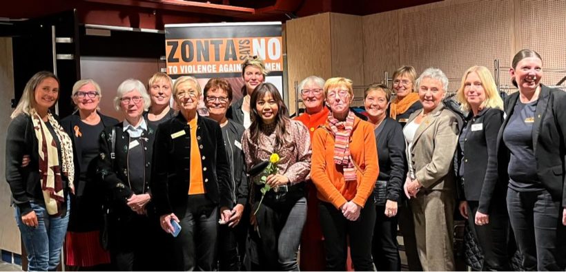 Gruppbild på medlemmar från Värnamo zontaklubb tillsammans med föreläsare vid zoppkväll 2022.