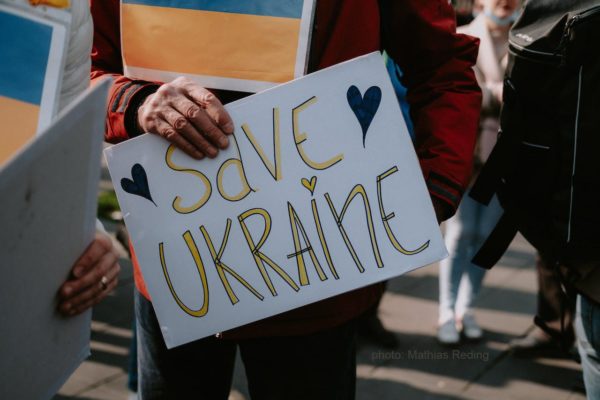 Skylt med texten Save Ukraine